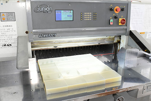 PET plastic sheets are used to produce window packaging boxes